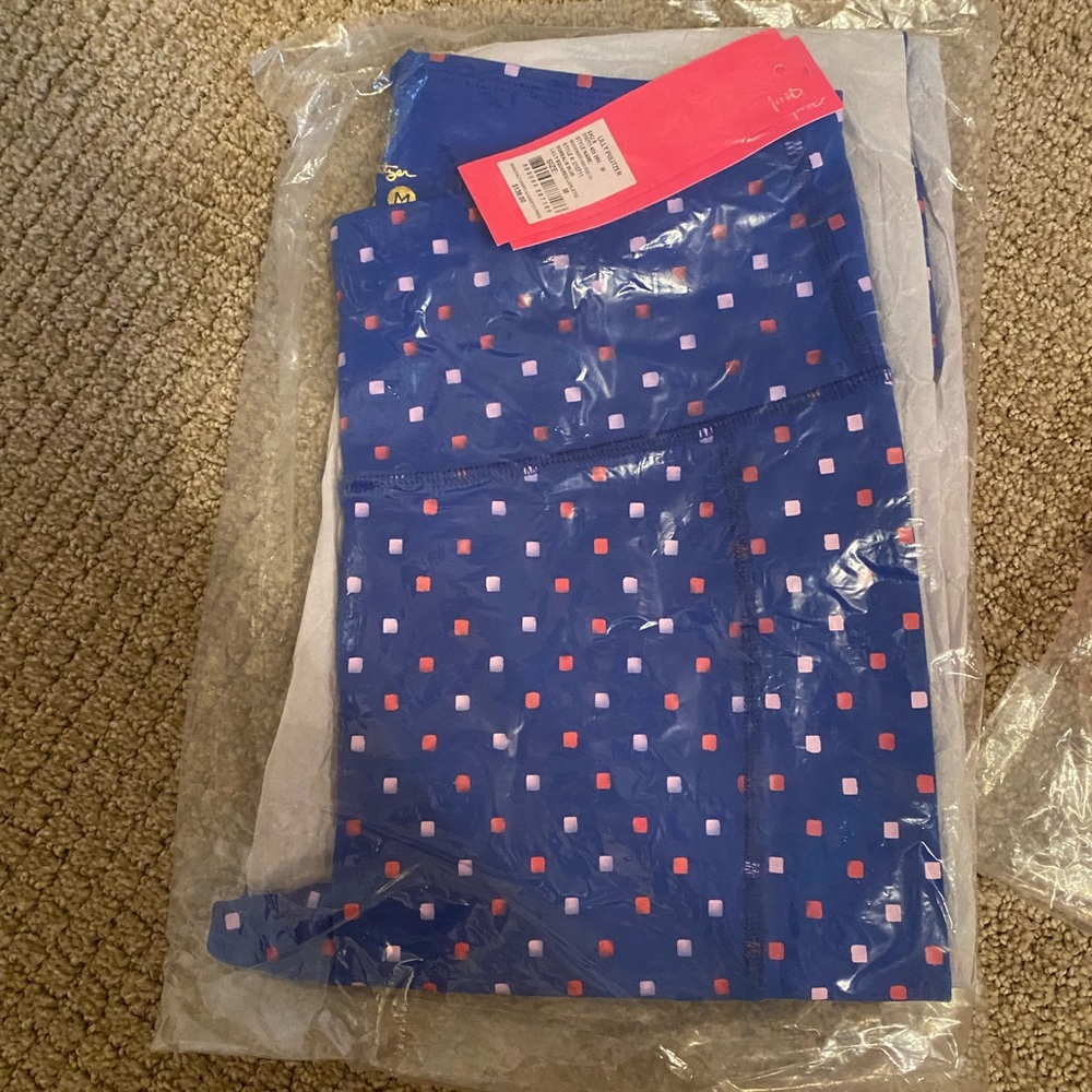 Lilly Pulitzer Weekender Crops - Picture 3 of 8